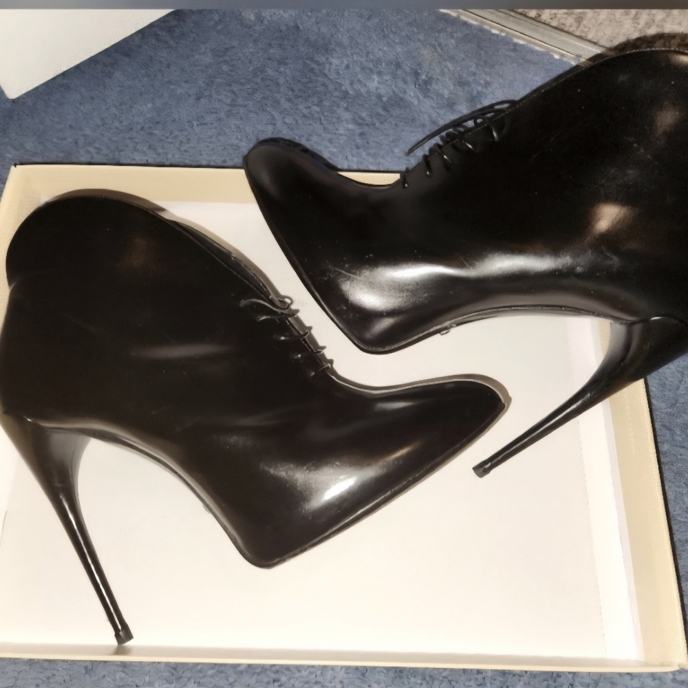 GUCCI SMOOTH BLACK  PATENT LEATHER STILETTO ANKLE BOOTS, 40.5